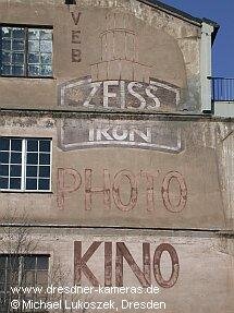 VEB-Zeiss-Ikon-Firmenbezeichnung am Ernemanngebude im Jahr 2008