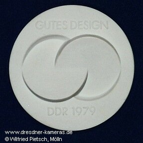 Die Hochschule fr Bildende Knste in Dresden vergab 1979 die Auszeichnungs-Medaille "Gutes Design" aus Meiner Porzellan fr das Design der Praktica B200.