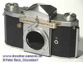 Praktica FX2-Gehuse (#207999) mit fest verschraubten Exakta-Prisma, einem Exakta-Bajonettring sowie einem Namensschild EXAKTAMATIKAPRAKTIKA und zustzlichem Logo ECP, Optik Lentar 1:2,8/35mm.