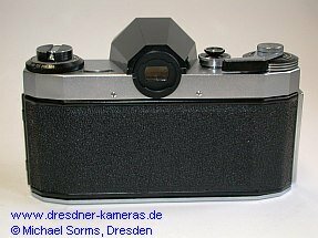 Praktica nova B - mit schwarzer Prismenkappe der Pentaflex SL bzw. Porst reflex; Pentaconturm und Gtezeichen fehlen am Boden der Frontplatte