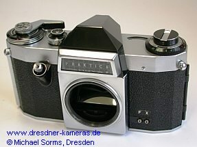 Praktica nova B - mit schwarzer Prismenkappe der Pentaflex SL bzw. Porst reflex; Pentaconturm und Gtezeichen fehlen am Boden der Frontplatte